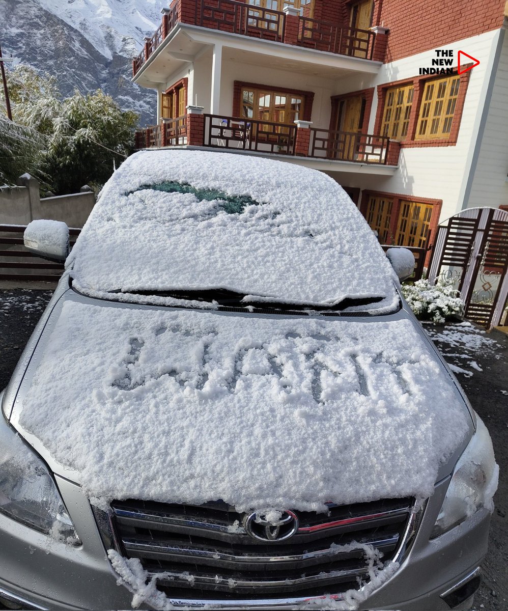 TheNewIndian_in's tweet photo. ❄️ FLASH: Drass in Kargil, experiences the season's inaugural snowfall, transforming the landscape into a winter wonderland! Nature's beauty unfolds.
Reports: @MakhdoomiEmaad
#Drass #SnowfallSeason #WinterMagic https://t.co/3tansYsqfM