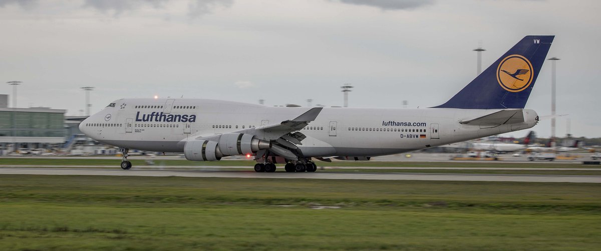 Kent_YVR's tweet photo. Go big or go home 😁 I might as well catch the biggest current daily @yvrairport. @lufthansa @boeing #747 #DABVW https://t.co/OA2utBBMEs
