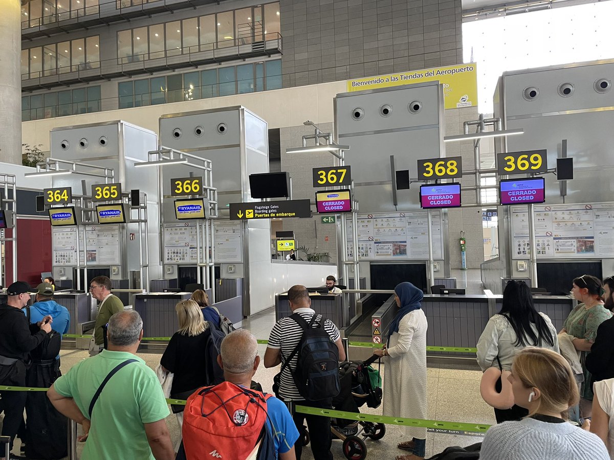 SimonJHarvey's tweet photo. @Ryanair I appreciate you are low-cost but you do have to employ enough staff to allow us to drop our bags! https://t.co/K8bVA5x0JP