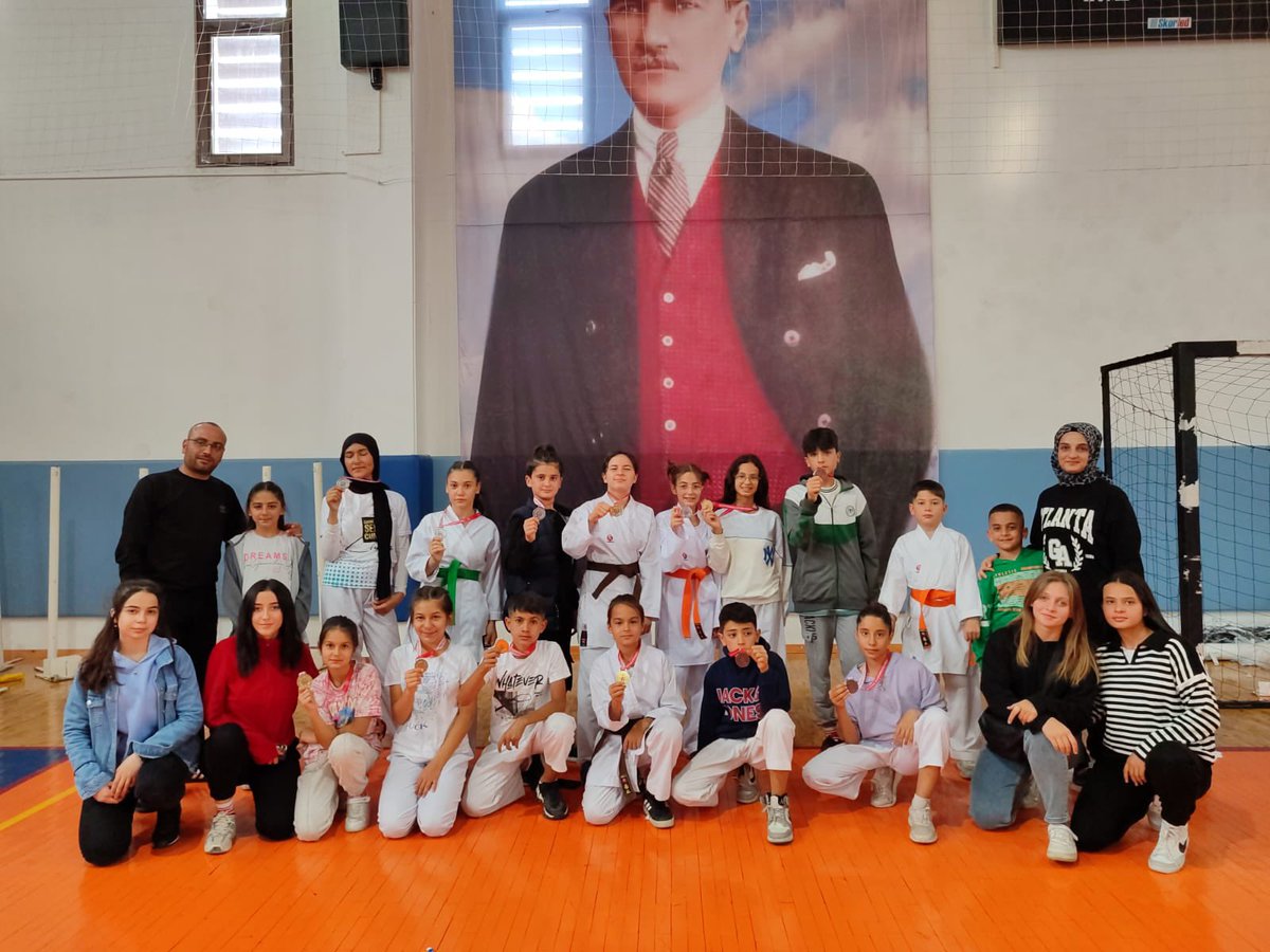 Amatör haftası Karate Şampiyonasına 22 sporcu ile katılım sağladık ve 18 Sporcumuz Şampiyon .