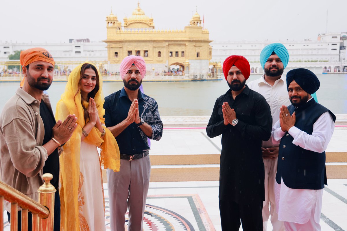 dailyajitnews's tweet photo. ‘ਮੌਜਾਂ ਹੀ ਮੌਜਾਂ’ ਦੀ ਟੀਮ ਪੁੱਜੀ ਸ੍ਰੀ ਦਰਬਾਰ ਸਾਹਿਬ
https://t.co/k9GWmJHmcj
#amritsar #Starcast #MaujaanHiMaujaan #GippyGrewal #BinnuDhillon #KaramjitAnmol #TanuGrewal #HashneenChauhan #JimmySharma #YograjSingh #BNSharma #NasirChinyoti #SmeepKang #NareshKathooria #PunjabiMovie ##Ajit #AjitWebTv #DailyAjit #Punjab #PunjabiNews #PunjabNews