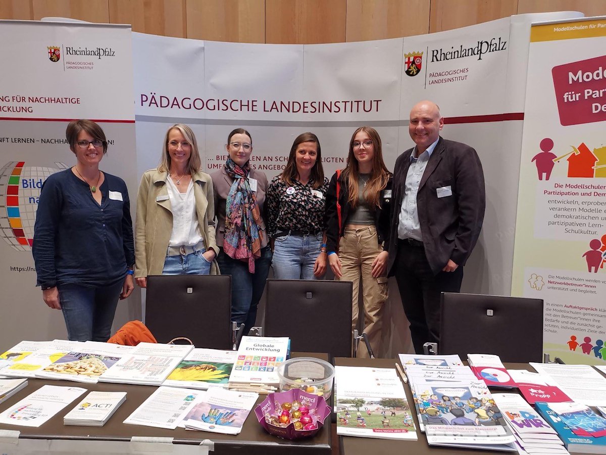 pl_rlp's tweet photo. #DemokratietagRLP „Unsere Zukunft beginnt jetzt!“ am 12.10. mit rund 1.200 Besucher*innen, einem bunten Bühnenprogramm, 22 Workshops und 58 Ausstellenden - aktiv dabei natürlich die Mitarbeitenden des #PL_RLP #Demokratieerziehung #Gesellschaftswissenschaften #BNE #Berufseinstieg https://t.co/BV5MlsyyXi