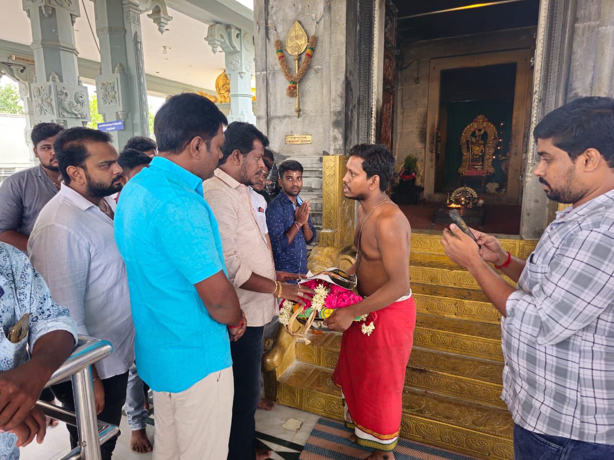 TVKHQ_Erode's tweet photo. *தளபதி* அவர்களின் *லியோ* திரைப்படத்தை முன்னிட்டு, திண்டல் *முருகன் கோவிலில்* சிறப்பு அபிஷேகம் செய்து, பிரசாதம் வழங்கப்பட்டது.
இவண்:
*M.பாலாஜி.B.Com*
ஈரோடு மாவட்ட தலைவர் /
ஈரோடு மாவட்ட பொறுப்பாளர்
#Leo #19thoct #poojai https://t.co/ie1Nz4wxpa