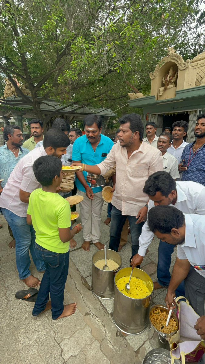TVKHQ_Erode's tweet photo. *தளபதி* அவர்களின் *லியோ* திரைப்படத்தை முன்னிட்டு, திண்டல் *முருகன் கோவிலில்* சிறப்பு அபிஷேகம் செய்து, பிரசாதம் வழங்கப்பட்டது.
இவண்:
*M.பாலாஜி.B.Com*
ஈரோடு மாவட்ட தலைவர் /
ஈரோடு மாவட்ட பொறுப்பாளர்
#Leo #19thoct #poojai https://t.co/ie1Nz4wxpa