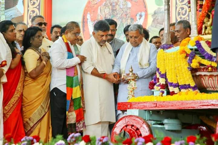 SPmysuru's tweet photo. ದಿನಾಂಕ.15.10.2023 ರಂದು ಸಂಗೀತ ನಿರ್ದೇಶಕ ಹಂಸಲೇಖ ರವರು ವಿಶ್ವವಿಖ್ಯಾತ ಮೈಸೂರು ದಸರಾ ಉದ್ಘಾಟನೆ ಮಾಡಿದರು. @CMofKarnataka @siddaramaiah ರವರು, ಡಿಸಿಎಂ @DKShivakumar ರವರು, ಜಿಲ್ಲಾ ಉಸ್ತುವಾರಿ ಸಚಿವರಾದ @DrHCMahadevappa ರವರು ಹಾಗೂ ಇತರ ಗಣ್ಯರು & #spmysuru ಶ್ರೀಮತಿ.ಸೀಮಾ ಲಾಟ್ಕರ್ ಐಪಿಎಸ್ ರವರು ಉಪಸ್ಥಿತರಿದ್ದರು. https://t.co/A0NrWneYhP