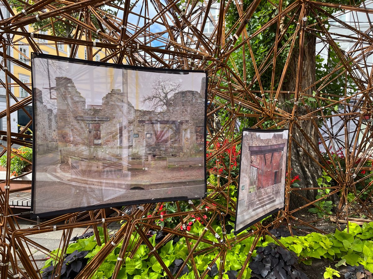 Wer Arno Gisingers beeindruckende Oradour-Serie noch nicht kennt, kann sie derzeit in der Installation MEMORIES OF MEMORIES vor dem Ferdinadeum sehen: