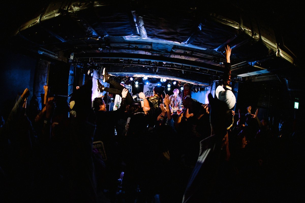NAOYatAnytime's tweet photo. 昨日はキャッチショーありがとうございました!!ひとまずこの写真だけでご想像できるかと。
集まってくれたみんな。新旧たくさんの人達が入り乱れて素晴らしい光景でした。ありがとう!!セキュリティの猛者達にも感謝。2007から最近に更新できて良かった。
#catchall20周年 #catchallshow2023 https://t.co/KO5o7M6WzI