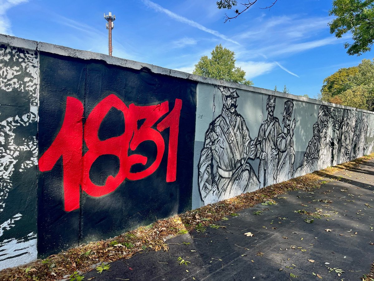 MON_GOV_PL's tweet image. W sobotę w Twierdzy #Modlin odsłonięty został kolejny mural, w ramach konkursu &quot;Mur,ale historia Wojska Polskiego 🇵🇱&quot;. Mural poświęcony jest historii miejsca i przybliża sylwetki osób, które odegrały w niej główne role, ukazując jednocześnie bogactwo polskiej historii miejsca.