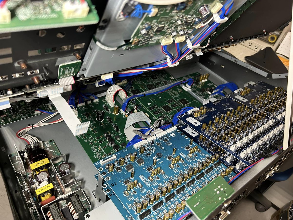 HSC_1964's tweet image. #QL5 のGAINのエンコーダ接触不良と、#LS9 のSENDのエンコーダノブ折れがあり、それぞれ修理しました✨
⁡
デジタルとなると、修理出来る場所がないと思われがちですが、アナログ的な部分も多数あります🧑‍🔧

#システムエンジニア　#機材管理