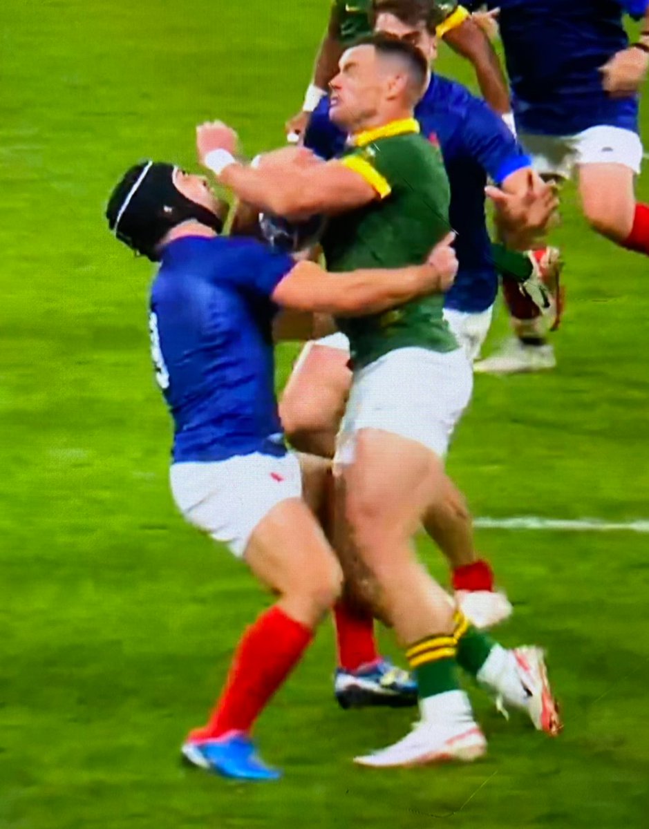 Cette action n'a donné lieu à aucune sanction. Rien. Alors que tout est sanctionnable dans l'attitude du sud-af. Mais bon faut pas critiquer l'arbitrage c'est pas beau.
#FRAvRSA