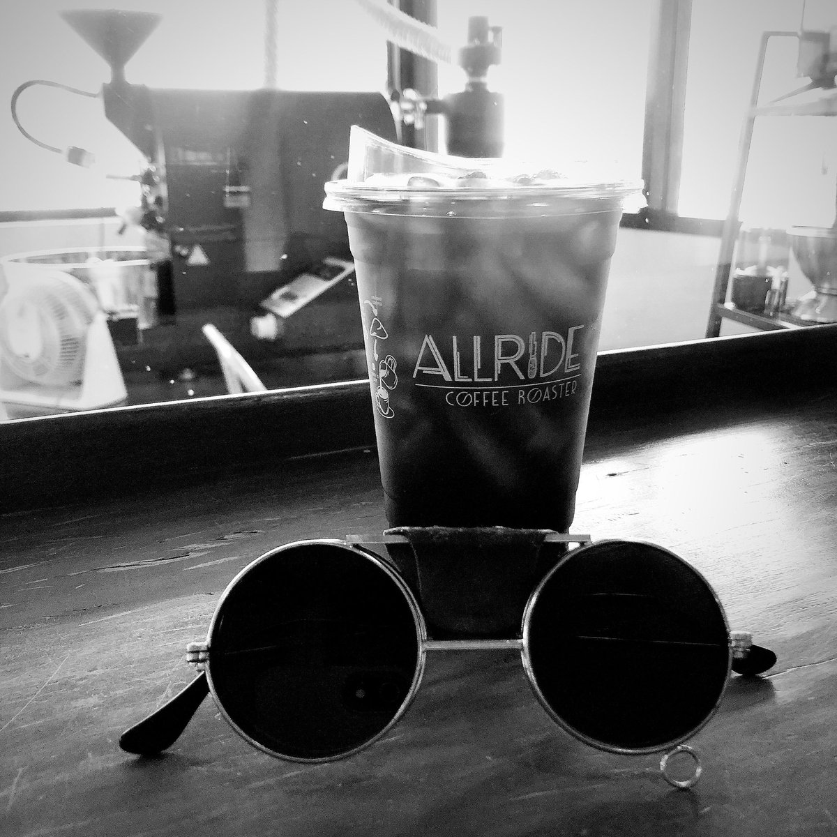 BombPoetry's tweet photo. กาแฟ กับ แว่นกันแดด เหมือนกันอยู่อย่างนึงนะ #คำรัก https://t.co/suC9WihnRZ