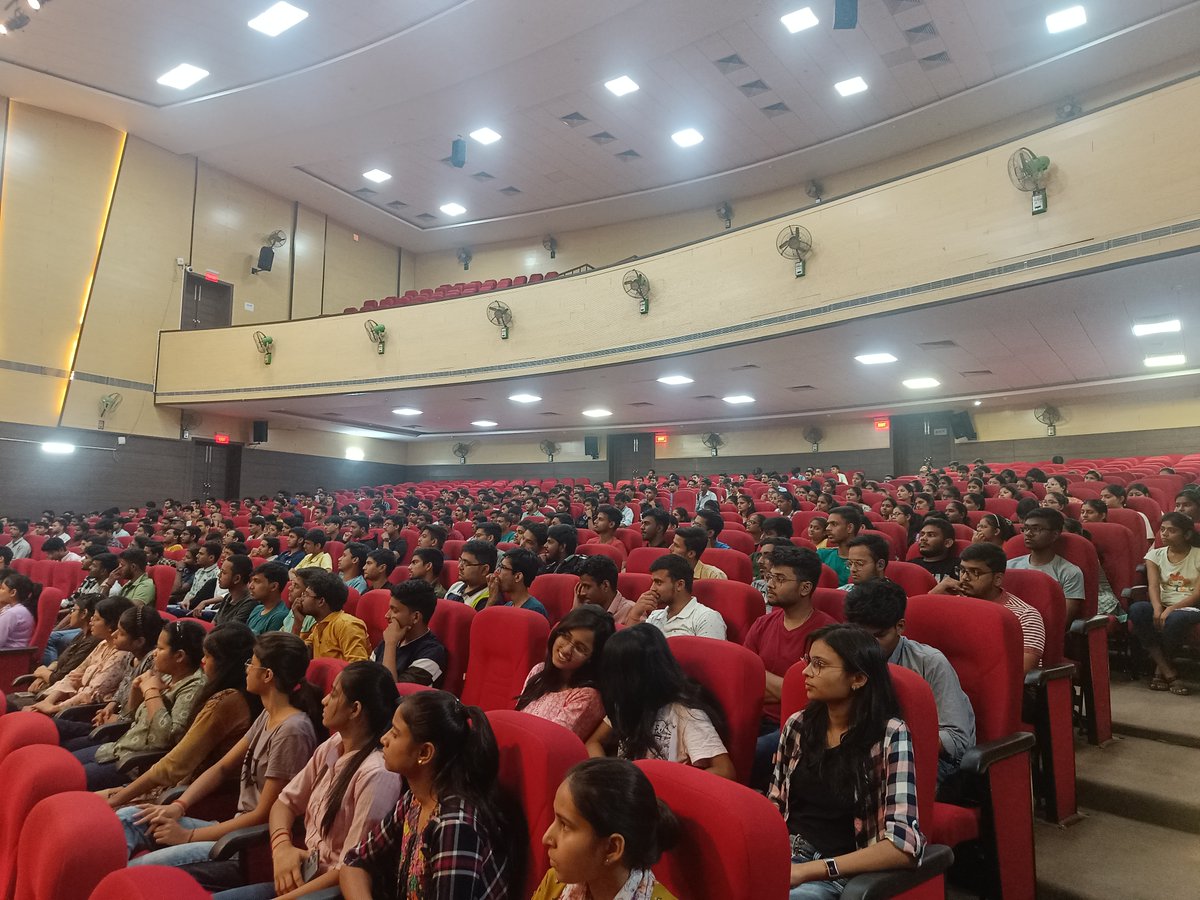 NNFIET's tweet photo. Organized an incredible orientation session on #Innovation, #Entrepreneurship &amp; #Startups for 1st year students
Deputy Incharge @TripathiPushkar shared remarkable journey of #IncubationCenter &amp; IIC, highlighting how these hubs support students in turning their dreams into reality https://t.co/FWKEdxCgEa