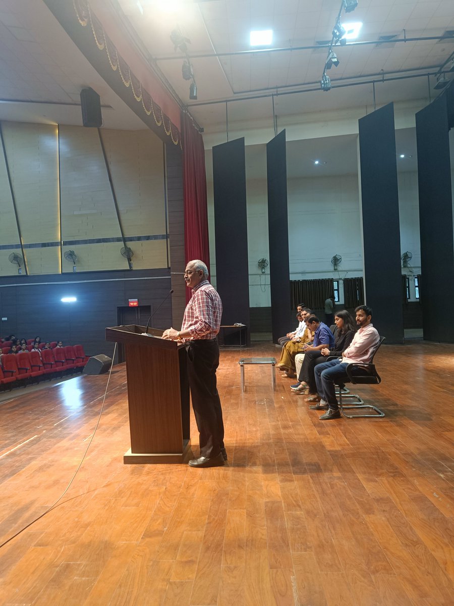 NNFIET's tweet photo. Organized an incredible orientation session on #Innovation, #Entrepreneurship &amp; #Startups for 1st year students
Deputy Incharge @TripathiPushkar shared remarkable journey of #IncubationCenter &amp; IIC, highlighting how these hubs support students in turning their dreams into reality https://t.co/FWKEdxCgEa