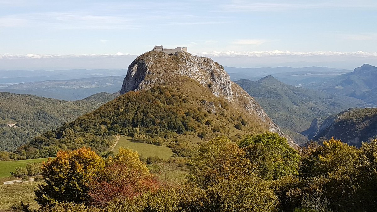 Balade autour du château cathare de Montségur 🏃👍 #BaladeSympa #ariege #pyrenees #occitanie #MagnifiqueFrance #chateau #randonnee #photography