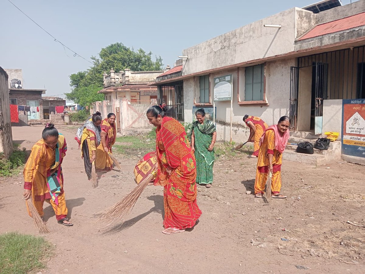 vacchraj's tweet photo. નારાયણ નગર ગામે સ્વચ્છતા હી સેવા કાર્યક્રમ અંતર્ગત અધિકારી ,પદાધિકારીઓ તથા કર્મચારીઓ દ્વારા સફાઈ અભિયાન ની શરૂઆત કરવામાં આવી.
@CMOGuj @InfoAmreliGoG @tcmamreli @pkamalesh440 @ddoamreli @CollectorAmr https://t.co/q21lzlyN1k