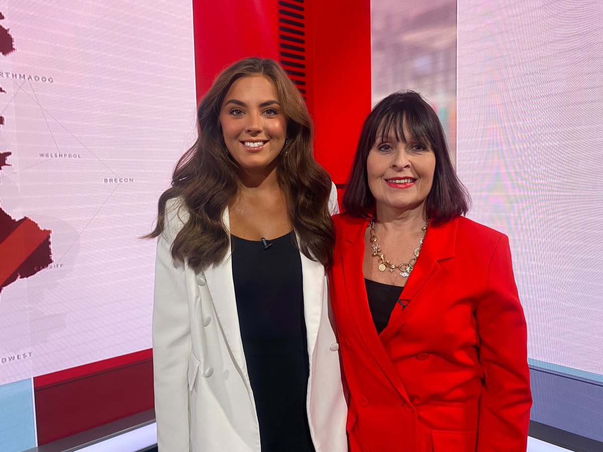 I promise we didn’t plant it! 😂 The Wales Today team are very on brand this Monday morning ❤️🏴󠁧󠁢󠁷󠁬󠁳󠁿 <a href="/RhianHafTywydd/">Rhian Haf</a> <a href="/BBCWales/">BBC Wales 🏴󠁧󠁢󠁷󠁬󠁳󠁿</a>