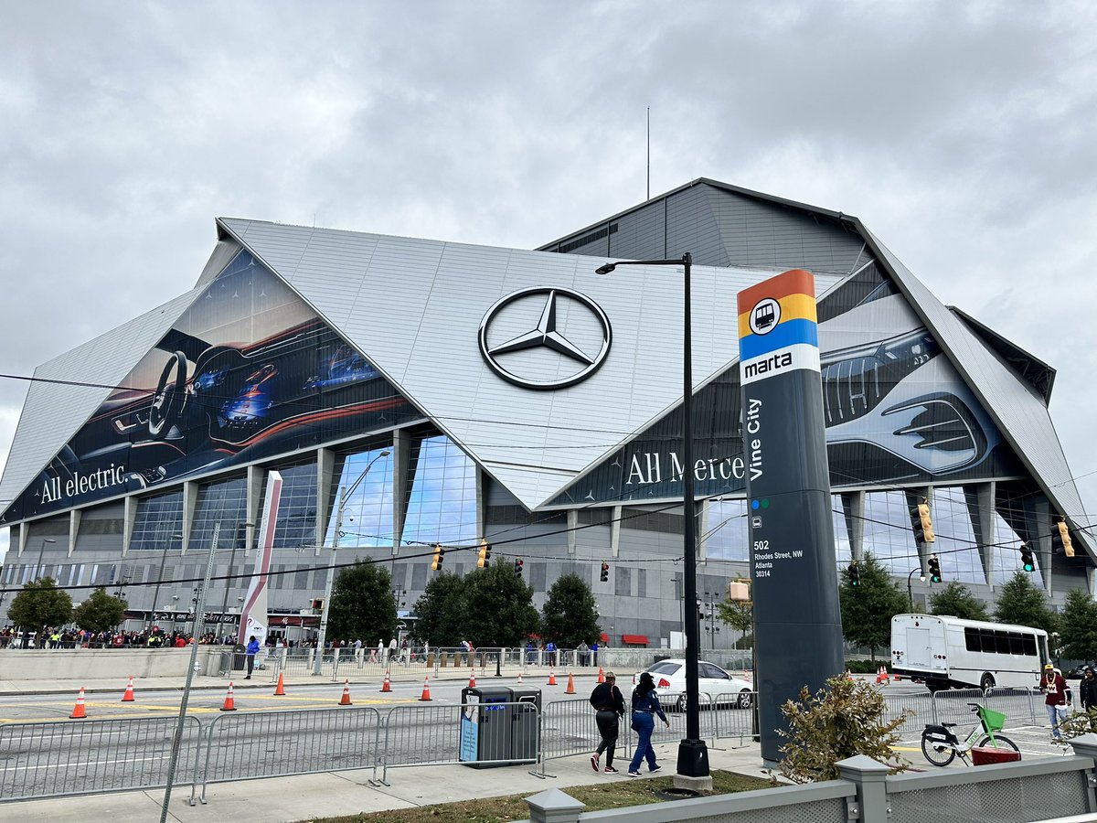 WiltWallace's tweet photo. @MagicJohnson Took the Benz for a spin today! 🚗💨 #HTTC https://t.co/tjnHCSyhNC