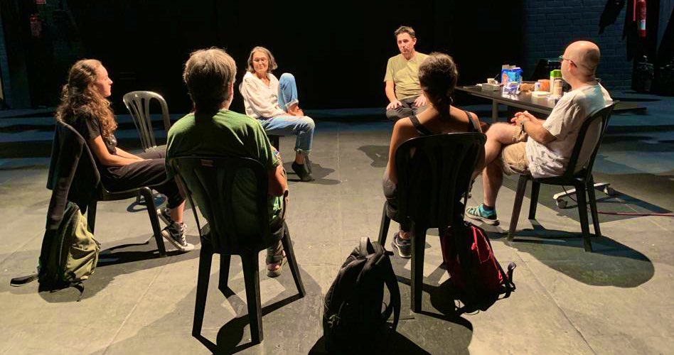 La setmana passada es va fer a la Sala 1 del @teatrescorxador la primera lectura de ‘Sigues Tortuga’ el proper espectacle de <a href="/xipxapteatre/">xipxapteatre</a> que comptarà amb la dramatúrgia i direcció de <a href="/ramolins/">ramon molins</a> 

#escenafamiliar #RamonMolins #teatre #XipXap