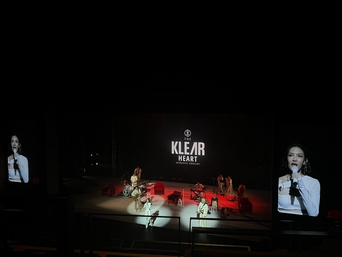 tcnamcha's tweet photo. ดีใจที่ได้มาเป็นส่วนนึงของคอน Acoustic ครั้งแรกของวง ❤️ เติบโตมากับเพลงของ Klear จริงๆ 🫶🏻

#คอนเสิร์ตใหญ่ที่ใกล้หัวใจที่สุด #theKLEARHEARTAcousticConcert 
#Klear https://t.co/0N6JkV5K00
