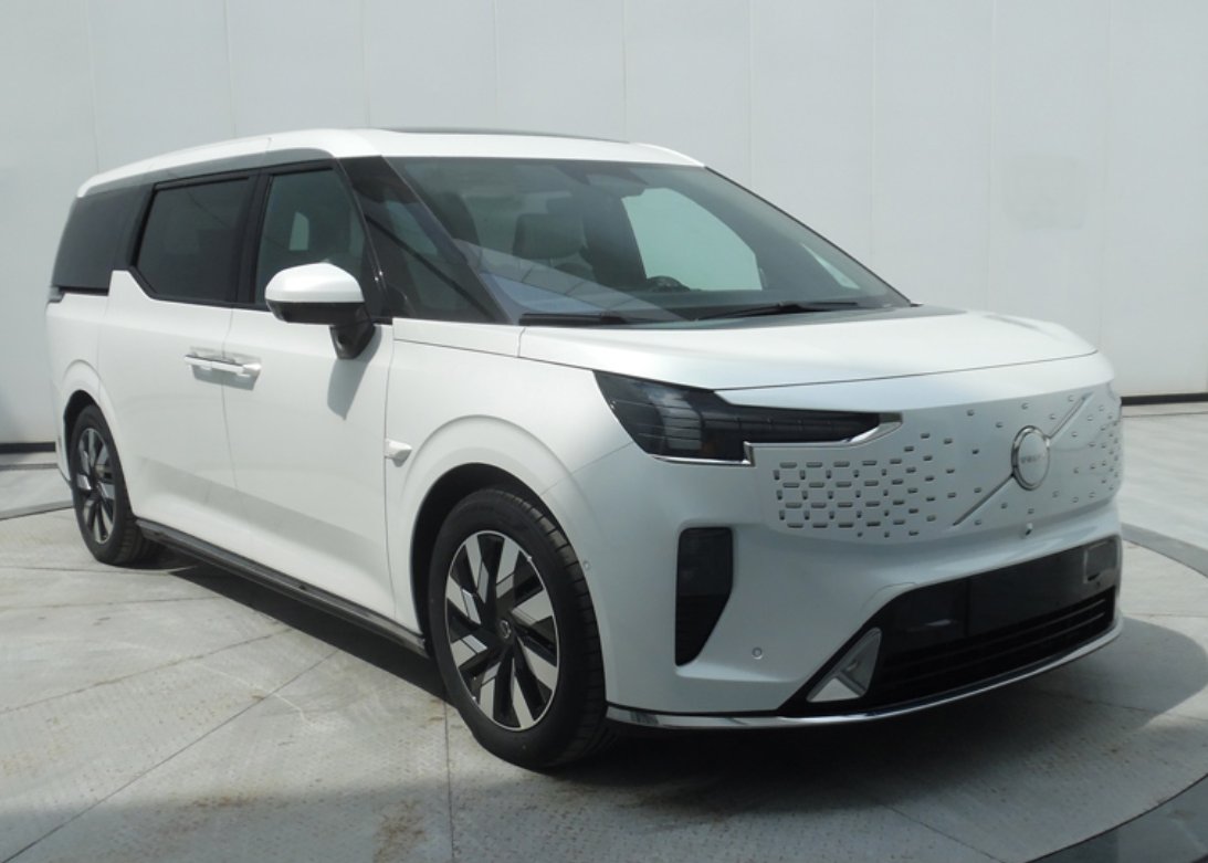 TychodeFeijter's tweet photo. Volvo EM90 MPV is OUT in China.
Thanks to China's MIIT we have the first photos of the new Volvo EM90 MPV, a Swedish-Chinese family hauler. It is based on the Lynk & Co 009 MPV.
Volvo added a new front- and rear design, and that's about it. Even the mirrors are the same as on the 009. The 'grille' looks really cool, however, with fuzzy-shaped lights and and a black lower-bumper.
Size: 5206/2024/1859, 3205, with a 3245 kg curb weight. It has six seats. The power train is exactly the same as in the 009: dual-motors, 544 hp and 686 Nm. Top speed is maxed out at 180 because it is a Volvo. The Lynk & Co goes 190. Battery: 116 kWh or 140 kWh. Range (Zeekr 009 but it won't differ much): 702 and 822 km CLTC respectively.
The Volvo EM90 will be unveiled on November 12 and launch on the Chinese car market in Q1 2024. It is manufactured in Jinzhong, Shaanxi Province. I added a pic of the 009 for reference.
@volvocars @VolvoGroup @VolvoCarUSA @VolvoCarUK @volvocarsin @VolvoCEGlobal @GeelyGroup @GeelyAutoGlobal @ZEEKRGlobal @ZEEKR_Europe #Volvo #MPV #Geely #Zeekr