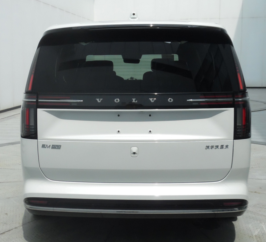 TychodeFeijter's tweet photo. Volvo EM90 MPV is OUT in China.
Thanks to China's MIIT we have the first photos of the new Volvo EM90 MPV, a Swedish-Chinese family hauler. It is based on the Lynk & Co 009 MPV.
Volvo added a new front- and rear design, and that's about it. Even the mirrors are the same as on the 009. The 'grille' looks really cool, however, with fuzzy-shaped lights and and a black lower-bumper.
Size: 5206/2024/1859, 3205, with a 3245 kg curb weight. It has six seats. The power train is exactly the same as in the 009: dual-motors, 544 hp and 686 Nm. Top speed is maxed out at 180 because it is a Volvo. The Lynk & Co goes 190. Battery: 116 kWh or 140 kWh. Range (Zeekr 009 but it won't differ much): 702 and 822 km CLTC respectively.
The Volvo EM90 will be unveiled on November 12 and launch on the Chinese car market in Q1 2024. It is manufactured in Jinzhong, Shaanxi Province. I added a pic of the 009 for reference.
@volvocars @VolvoGroup @VolvoCarUSA @VolvoCarUK @volvocarsin @VolvoCEGlobal @GeelyGroup @GeelyAutoGlobal @ZEEKRGlobal @ZEEKR_Europe #Volvo #MPV #Geely #Zeekr