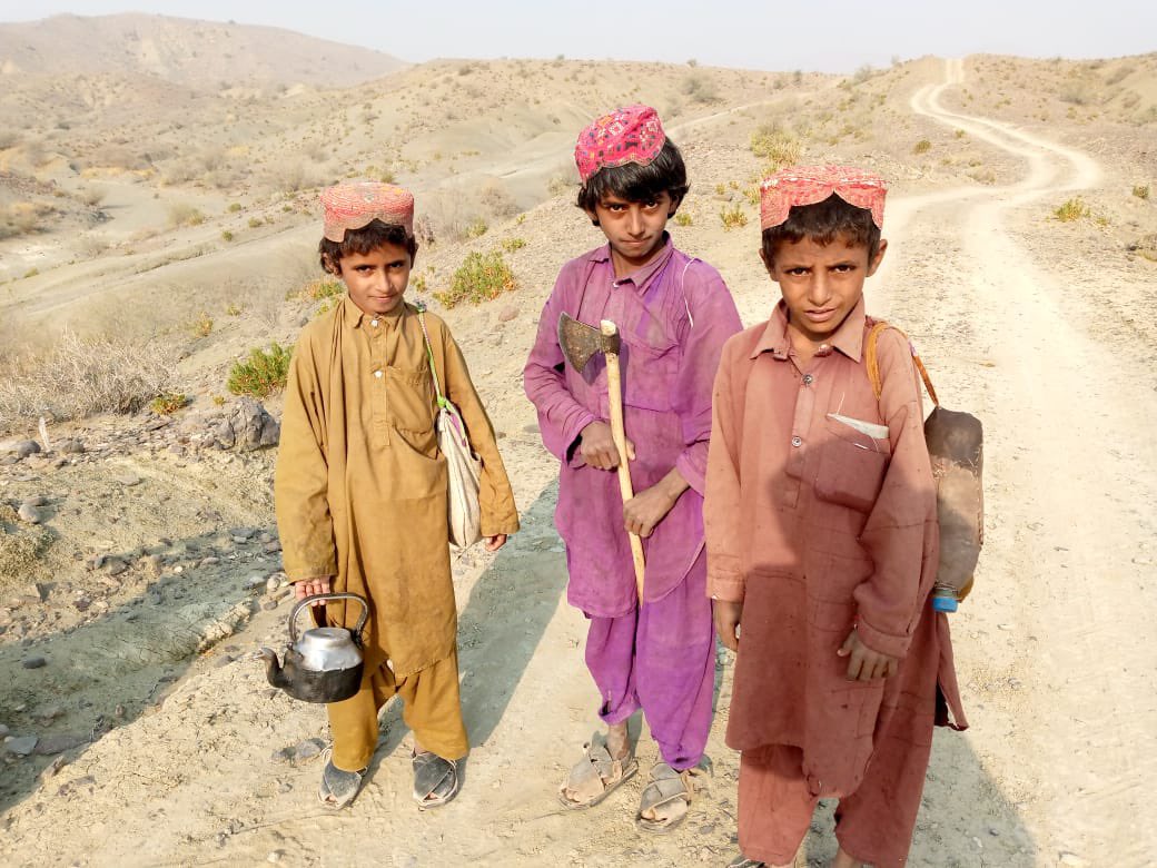 rafique_baloch1's tweet photo. تُمن گورشانی کے بلوچ قبائل کو بندوق کی زور پہ علاقہ بدر ہونے پہ مجبور کیا گیا ہے سینکڑوں کی تعداد میں خاندان اپنے آبائی وطن سے بے دخل کئے گیے ہیں جبکہ نقل مقانی کے انکار پہ کئی ایک زیرحراست میں ہیں۔ تمھیں اگر ورلڈ کپ اور فلسطین سے موقع ملا تو اپنے وطن کا کچھ حال حوال لینا۔؟ https://t.co/gxdj29hhzc