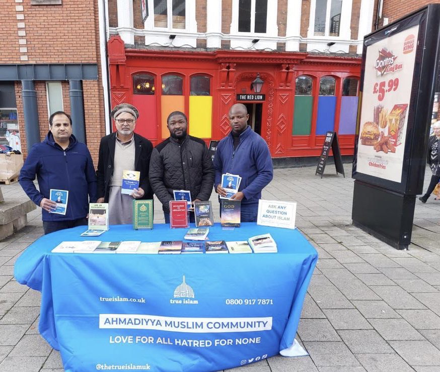 amea_wm's tweet image. #messageofpeace 
Member of Walsall @amea_wm on14/10/2023 Held the 
Tabligh Stall in ⁦@WalsallCouncil⁩  town centre.⁦@Ansarullah_UK⁩