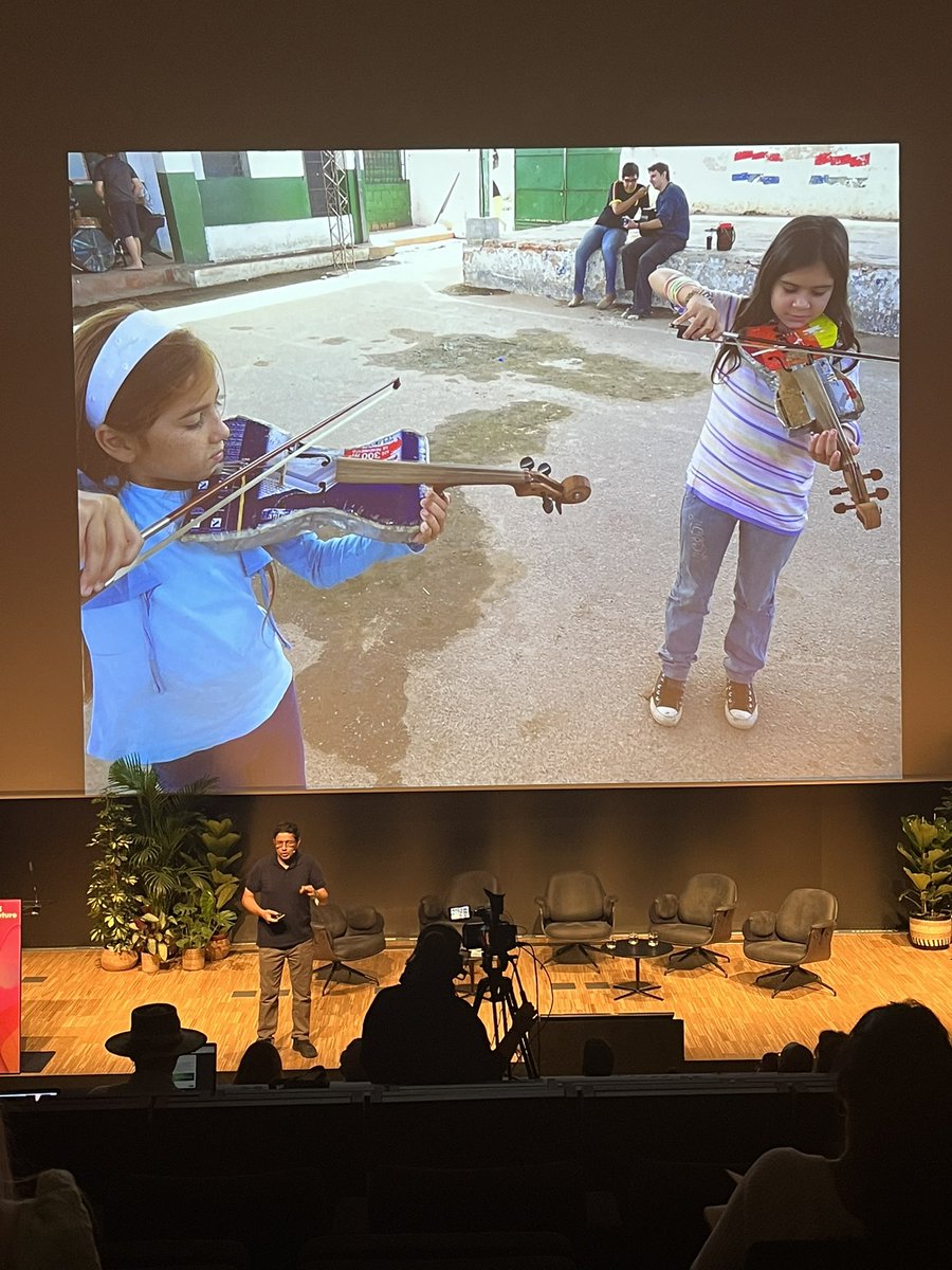 ncollrovira's tweet photo. Favio Chávez és l’impulsor d’un projecte que ha fet referent l’abocador de #Cateura. Una orquestra amb materials reciclats, fa possible que joves disposin d’instruments músicals. 🎻🥁
La música els obre les portes al món acadèmic i els permet fer gires arreu.
@OrquestaRecicla https://t.co/C1dDZYTTrF