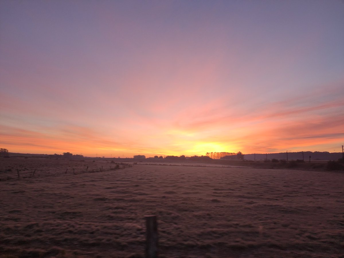 VeloNono's tweet photo. On ressort les gants! 
Voilà la première gelée de la saison, mais avec un magnifique levé de soleil.

Bonne semaine 

#velotaf https://t.co/OAR4Sx9fE1