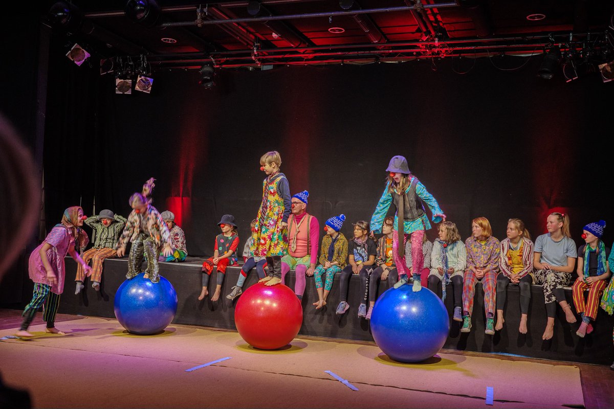 Das waren drei tolle Tage #Zwiebelmarkt – voller Musik, Kleinkunst, Handwerk, Sport und Leckereien! Trotz wechselhaftem Wetter und leichtem Temperatursturz 😝war die 370. Ausgabe aus Sicht der Stadt #Weimar mit rund 250.000 Gästen ein großer Erfolg: stadt.weimar.de/de/aktuelle-me…