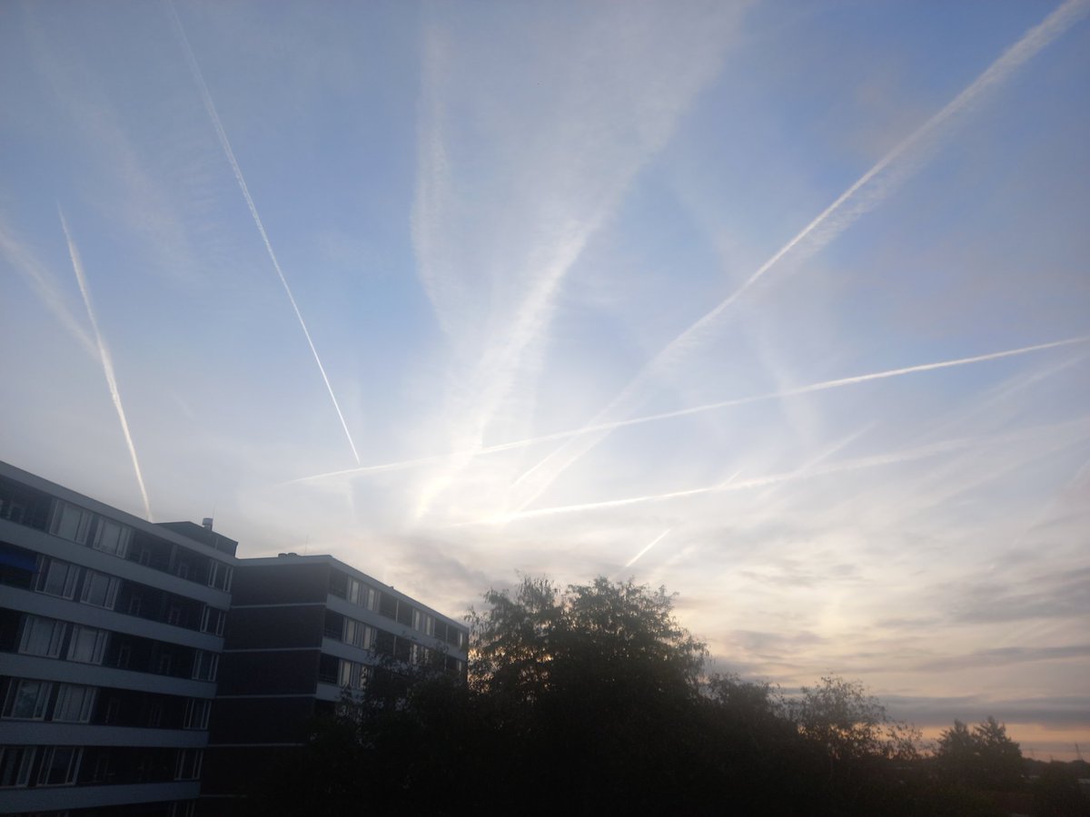 luchtw8's tweet photo. #chemtrails #Agenda2030 https://t.co/wGtLkbJGIs