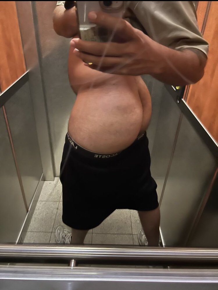guccissima4's tweet photo. Moi ils m’envoient leurs culs en dm insta mais c’est pas une compétition https://t.co/2E6i4y2frs