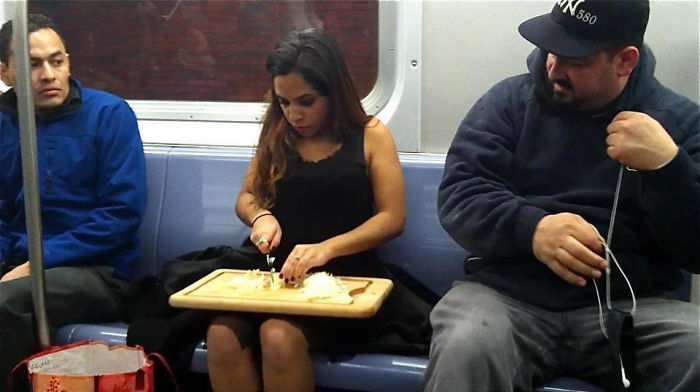 nyconene's tweet photo. El viaje en el metro, ¿con cebolla o sin cebolla? https://t.co/gigu4C6qAR