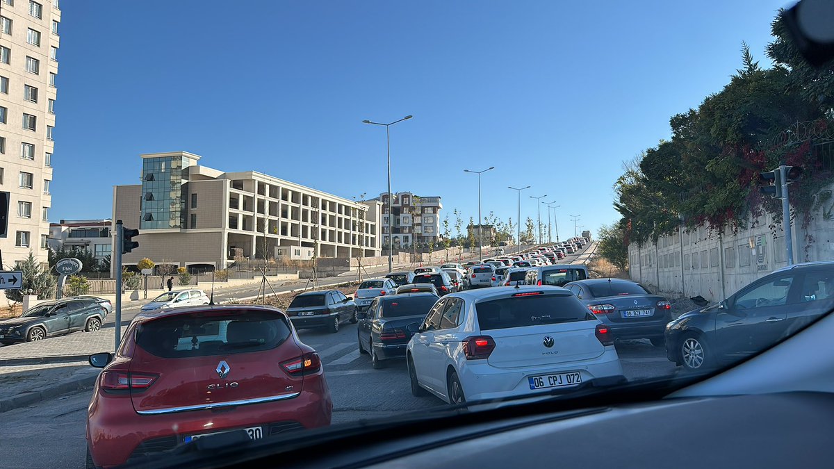 Ankara’ya yol yapılmasın diyenleri dinleyip binlerce insanı daracık köy yoluna mahkum bıraktınız! Yol yapılmasın demek Ankara gelişmesin, nüfusu artmasın demek. <a href="/mansuryavas06/">Mansur Yavaş</a> <a href="/ankarabbld/">Ankara Büyükşehir</a> <a href="/UABakanligi/">T.C. Ulaştırma ve Altyapı Bakanlığı</a>