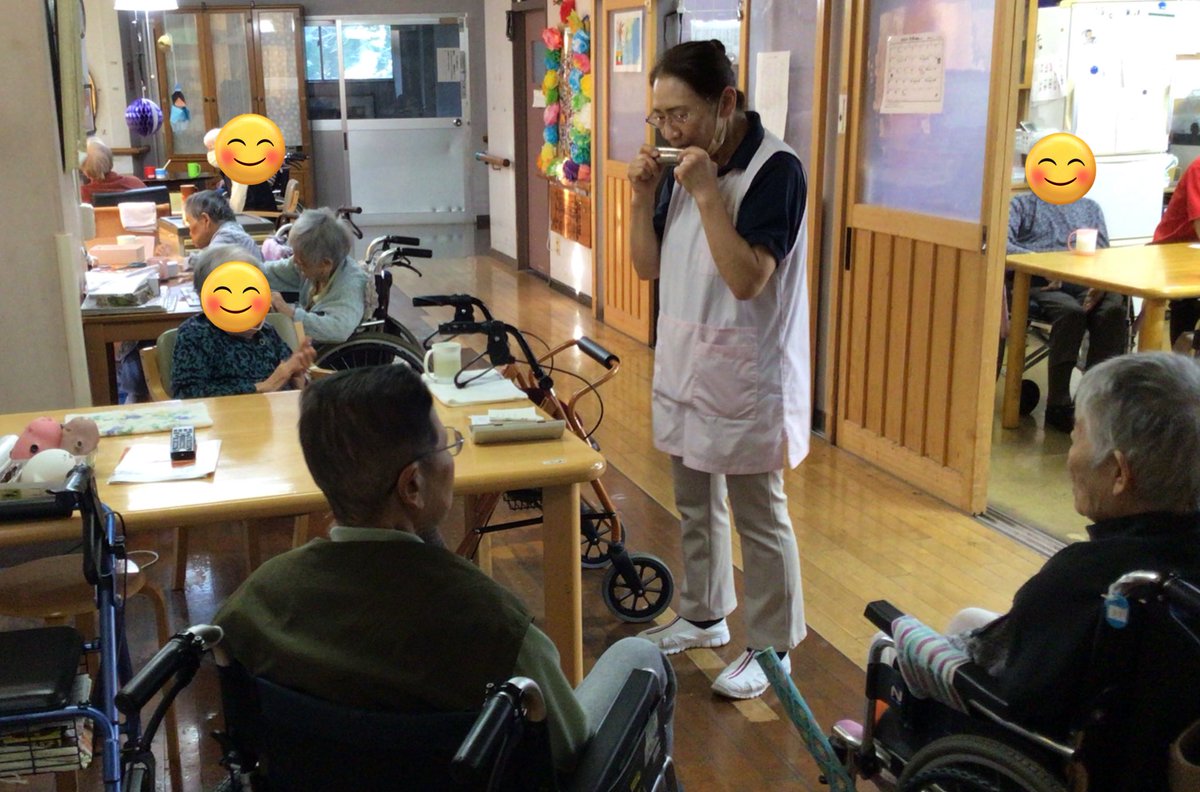 jujinosono's tweet photo. 看護師がフロアを回ってハーモニカ演奏♪
#ふるさと
#七つの子
#ちょうちょ
#浜松市
#介護
#特養
#十字の園 https://t.co/PNXIXbz78o