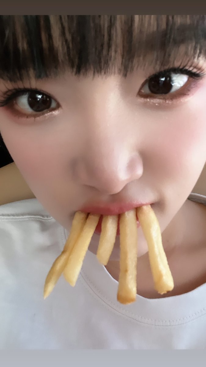 3colors_98's tweet photo. チェウォン
気を使わず休んでほしいね😷

なんなら
イェナの家でゆっくり寝て
ハッピーウイルス注入してもらって
ウンビオンニにヨシヨシしてもらって
チェヨンの笑い声で
元気もらってくる？

いつもの笑顔😃で戻ってくるまで
待ってるよ🫶
#CHAEWON #chaechae
#LE_SSERAFIM https://t.co/eUIyyIqa8J