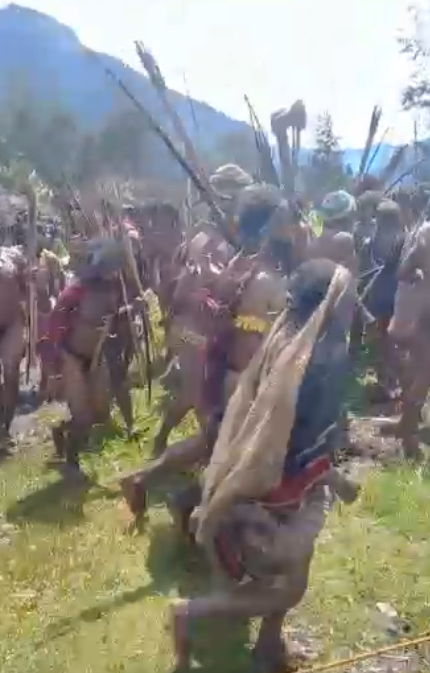 1/2 Dancing might fuel greater prosociality! Our most recent study, conducted among members of the Yali, an indigenous people living in Highland Papua, shows ecologically valid evidence for the adaptive role of group dancing. doi.org/10.1177/102986…