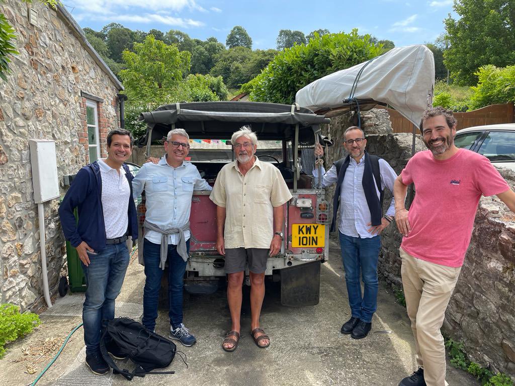 GenarMarti's tweet photo. Os presento a una parte del equipo de “Anglés: historia de una fuga” posando junto al capitán Stevens. @MarkWieting Jorge Saucedo, David de Frutos y @SMFatimaB q no está en la foto pero es otro pilar en la investigación q puedes ver en @NetflixES #casoAlcàsser #AntonioAnglés https://t.co/6Q1s2uQK7l