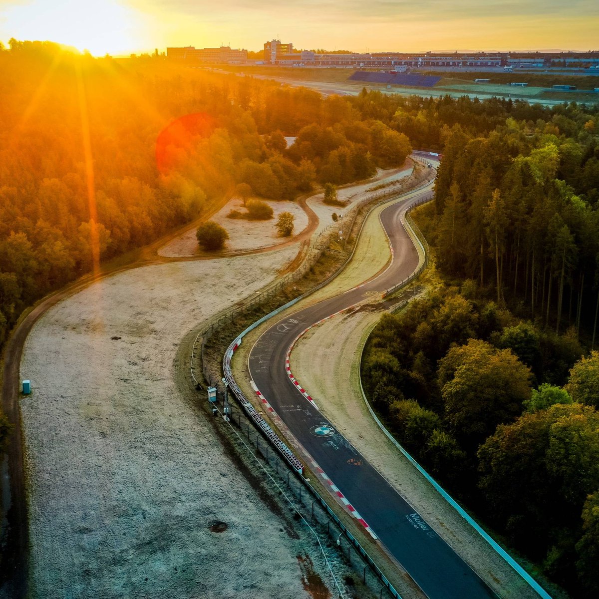 nuerburgring's tweet photo. Quite frosty this morning – and so beautiful 😍

#GreenHell #HeartRace

Photo: @RingRaceShoot https://t.co/lbK2Da6xBi