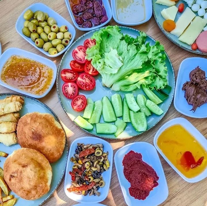 Günaydın buyrun kahvaltıya😘☕️☕️💐👏❤️