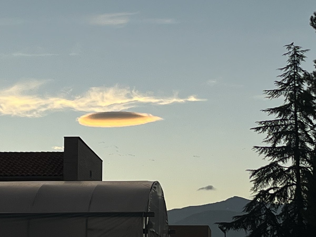 Buenos días, amanece en Churriana de la Vega( Granada) con el Veleta de fondo y una nube que nos hace soñar, un abrazo Roberto, vuelve pronto a Granada. <a href="/tiempobrasero/">Tutiempo</a>