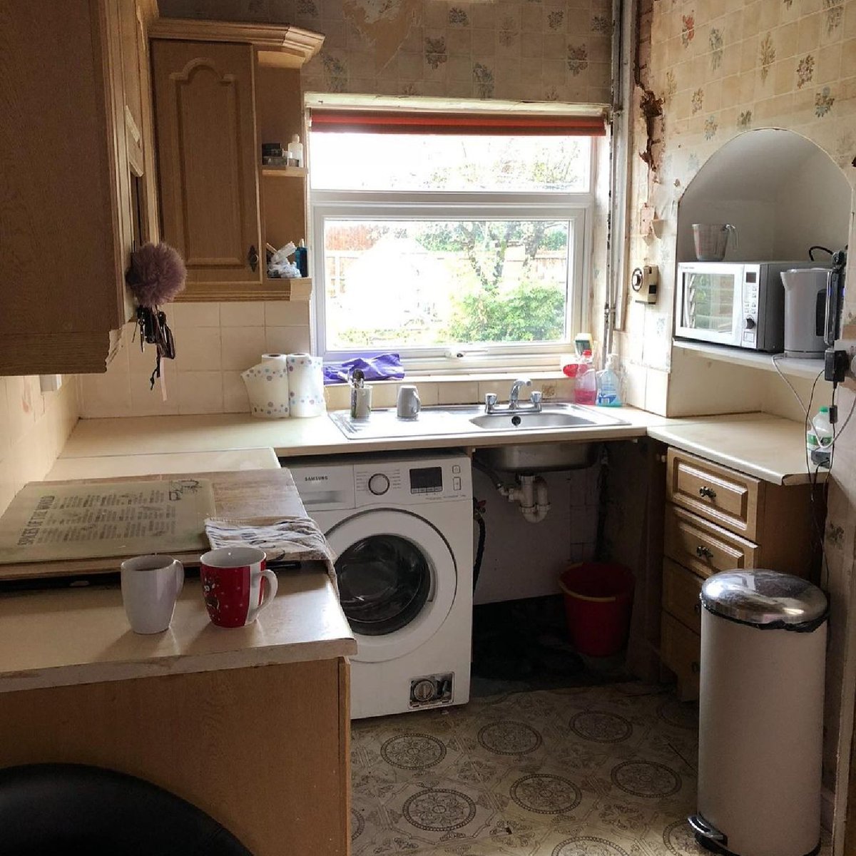 WrenKitchens's tweet image. From dark and tired to spacious and bright, we're obsessed with @creatingahomeinthecroft kitchen!

- Infinity Shaker in Fossil Grey
- XenaQuartz in Atlas White

#wrenkitchens #wrenovation #greykitchen #quartzworktops #atlaswhite #breakfastbar #shakerstyle #shakerkitchen