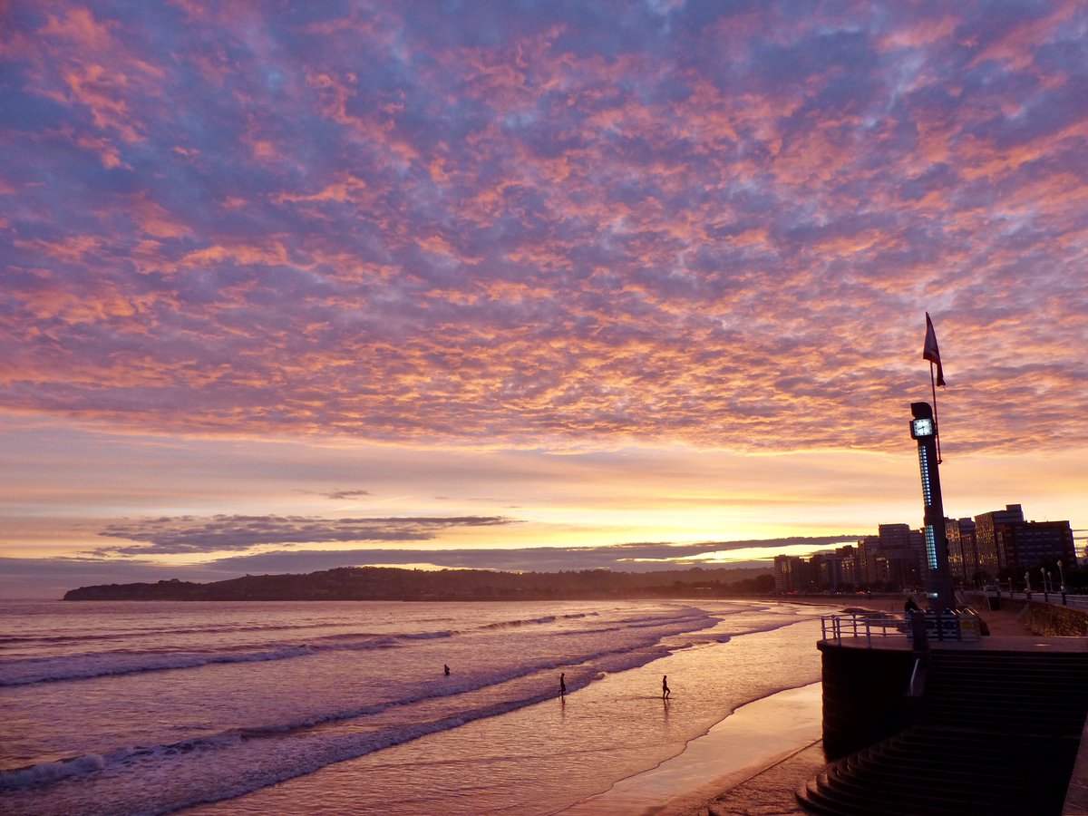Townendpeter's tweet photo. Amanecer en la Playa de San Lorenzo de Gijón, Asturias, lunes, 16 de octubre 2023, 08:30h. @eltiempotpa @AEMET_Asturias @1967fct @tiempodejavimo @ElTiempo_tve @aquilatierratve  @LaMeteoAstur @chcantabrico @tiempobrasero @TurismoAsturias https://t.co/l48a1By99W