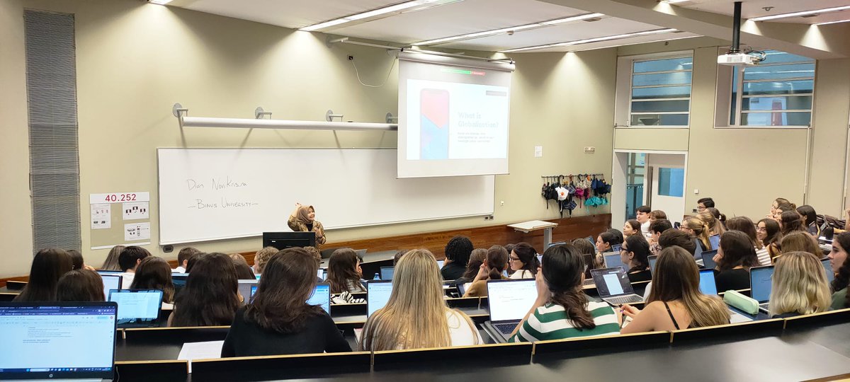 Quero53's tweet photo. Globalization at its best! Prof. @dian_novikrisna from @BINUS_UNIV delivering a class to our students at Intro to Global Studies at @UPFBarcelona (@HumanitatsUPF) in Barcelona and, simultaneously, to her students in Jakarta. The topic, curiously enough, technology &amp; globalization https://t.co/RuiFiJxLm1