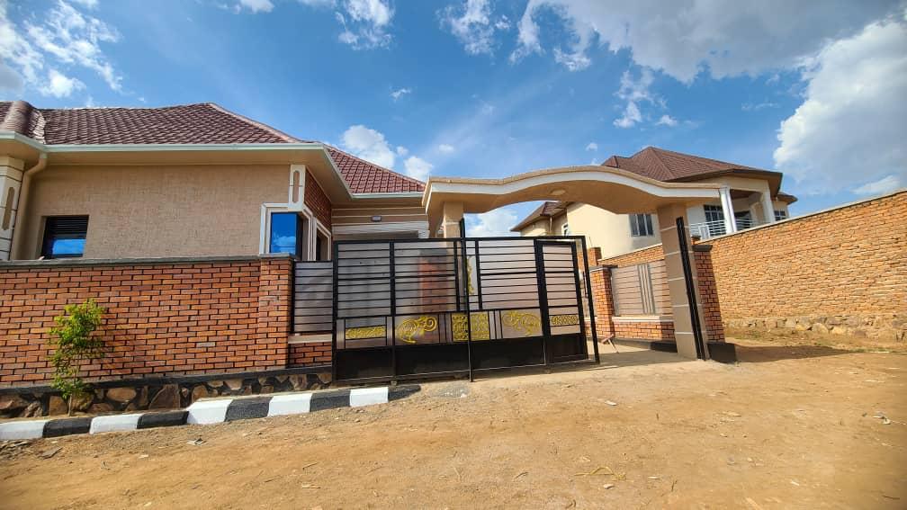 HOUSE LISTED FOR SALE AT KANOMBE

Price: 65M
✅ 4 bedrooms 
✅ 3 bedrooms 
✅ sitting and dining room
✅ Modern kitchen
✅ Big garden and parking, etc

Contacts: +250780641757
Call/WhatsApp 
rwandarealtor.com