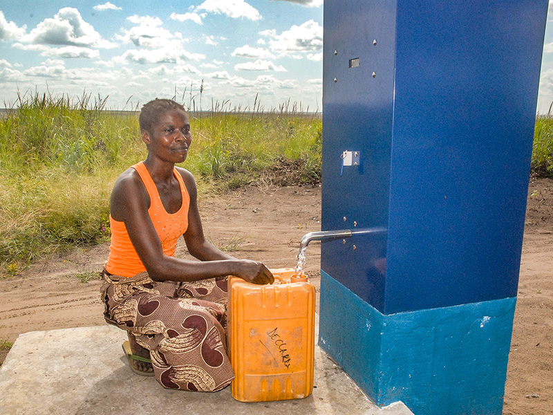 VergnetHydro's tweet photo. #FR_ 👩🏿👧🏿🌍#JOURNEEDELAFEMMERURALE – En #Afrique Subsaharienne, les #femmes et des #filles collectent l’eau💧pour la boisson, l’hygiène… mais aussi pour l’#agriculture 💦🐐🐓🍌🥜. En Afrique de l’Ouest, près de 50% des travailleurs agricoles sont des femmes... @ONUFemmes https://t.co/wSk28uuLqd