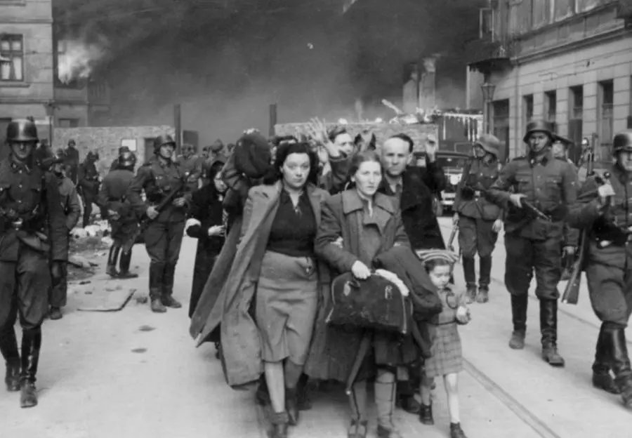 #16ottobre1943 , 80 anni fa l'orrore del rastrellamento del #Ghetto di Roma
Il “Sabato nero”

1.022 ebrei furono arrestati dai nazisti e deportati ad #Auschwitz 
Tornarono in 16,  15 uomini e una donna

#pernondimenticare #16ottobre