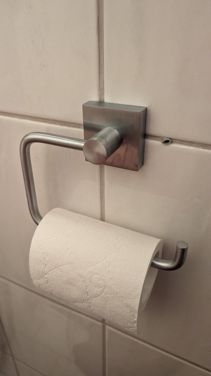 realkotimoelli's tweet photo. Jotenkin luksus olo, kun noin 10v muuton jälkeen vaivauduin vihdoin asentamaan molempiin vessoihin wc-paperitelineet!

En kuitenkaan jaksanut hifistää edellisen asukkaan ruuvitulppia pois, kuten tarkkasilmäinen voi kuvasta havaita. https://t.co/WQ20ha3R13