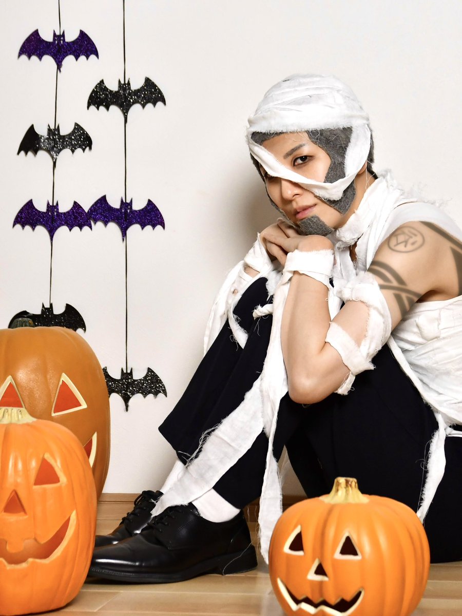 【⚠️金カム コスプレ cosplay】

⚠️刺青手描き加工
⚠️コラボ衣装風ですが靴違います

これも半分オフショみたいなもんだけど、ただの体育座りなのに謎のドヤ顔してて面白かったから載せよ

📸:おにこさん（@025tiger）