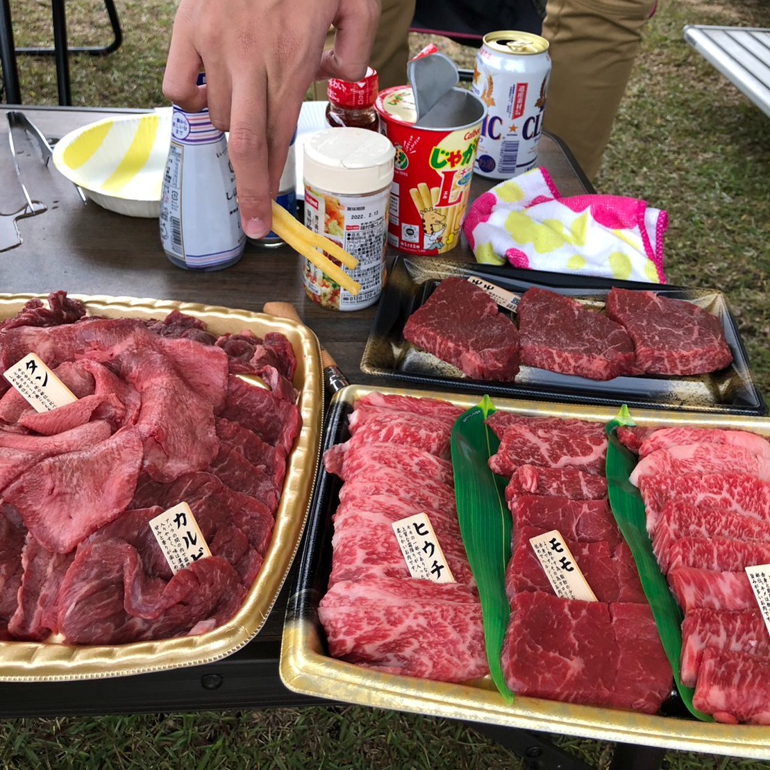 2022Oct14's tweet photo. 子も親もほっぺ落とした焼きリンゴ

キャンプイベントに参加しました。
あいにくの雨でしたが、テントの下でバーベキュー。
芯を抜きグラニュー糖とバターを摘めて焼いたリンゴ。美味しかったです。画像取るの忘れたけど(^^:
ヴァンテック京都の皆様、お世話になりました。ありがとうございます。😊 https://t.co/QqJ1z4cFR5